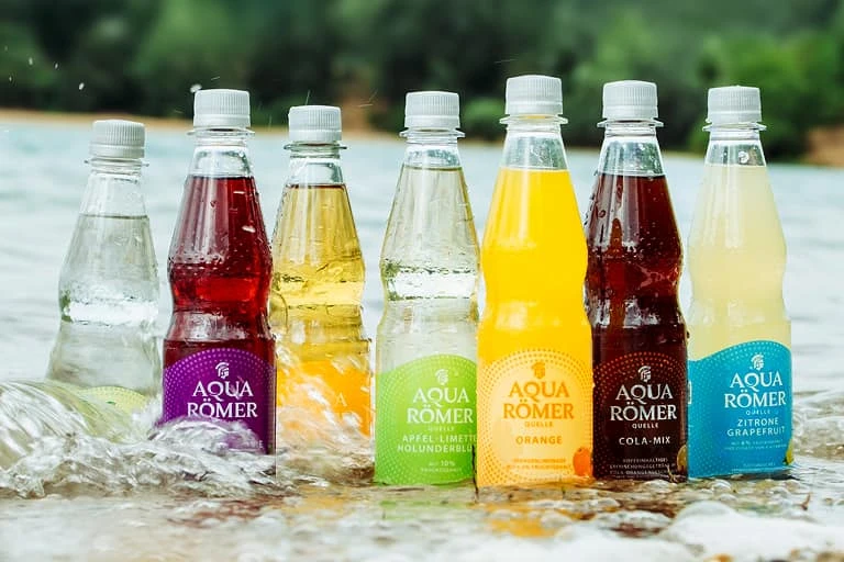 Die fruchtigen Aqua Römer Erfrischungsgetränke am Wasser.