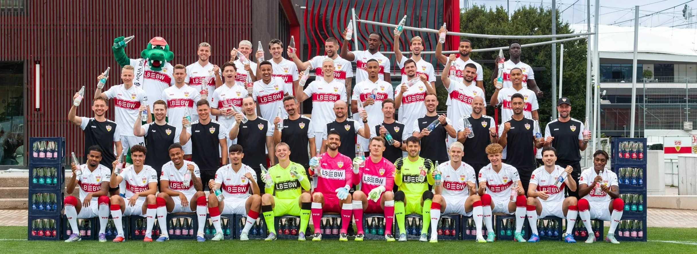 Die Mannschaft des VfB Stuttgart mit Aqua Römer Mineralwasser.